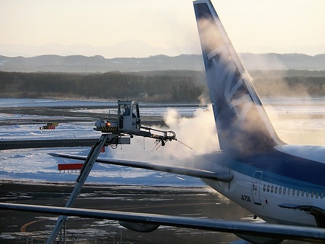 藤田八束の鉄道写真＠千歳空港でスターウオーズラッピング飛行機にご対面、そのあと飛び立つ姿が綺麗、貨物列車「レッドベア」の姿も確認_d0181492_23222242.jpg