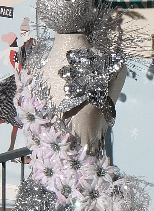 Garment District Holiday Marketのド派手な『ドレスの展示』_b0007805_0101753.jpg