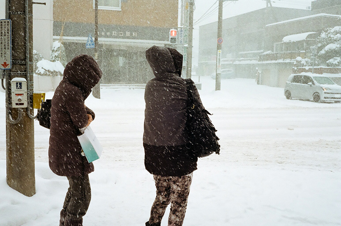 降る雪にもめげない歩行者たち_c0182775_1543301.jpg