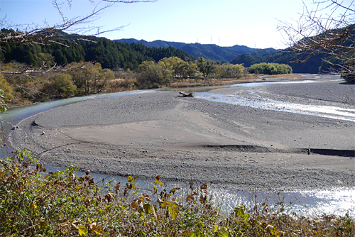 初冬の車中泊キャンプ 秋葉神社前キャンプ場 Martin Island 空と森と水と 初冬の車中泊キャンプ 秋葉神社前キャンプ場 Martin Island 空と森と水と