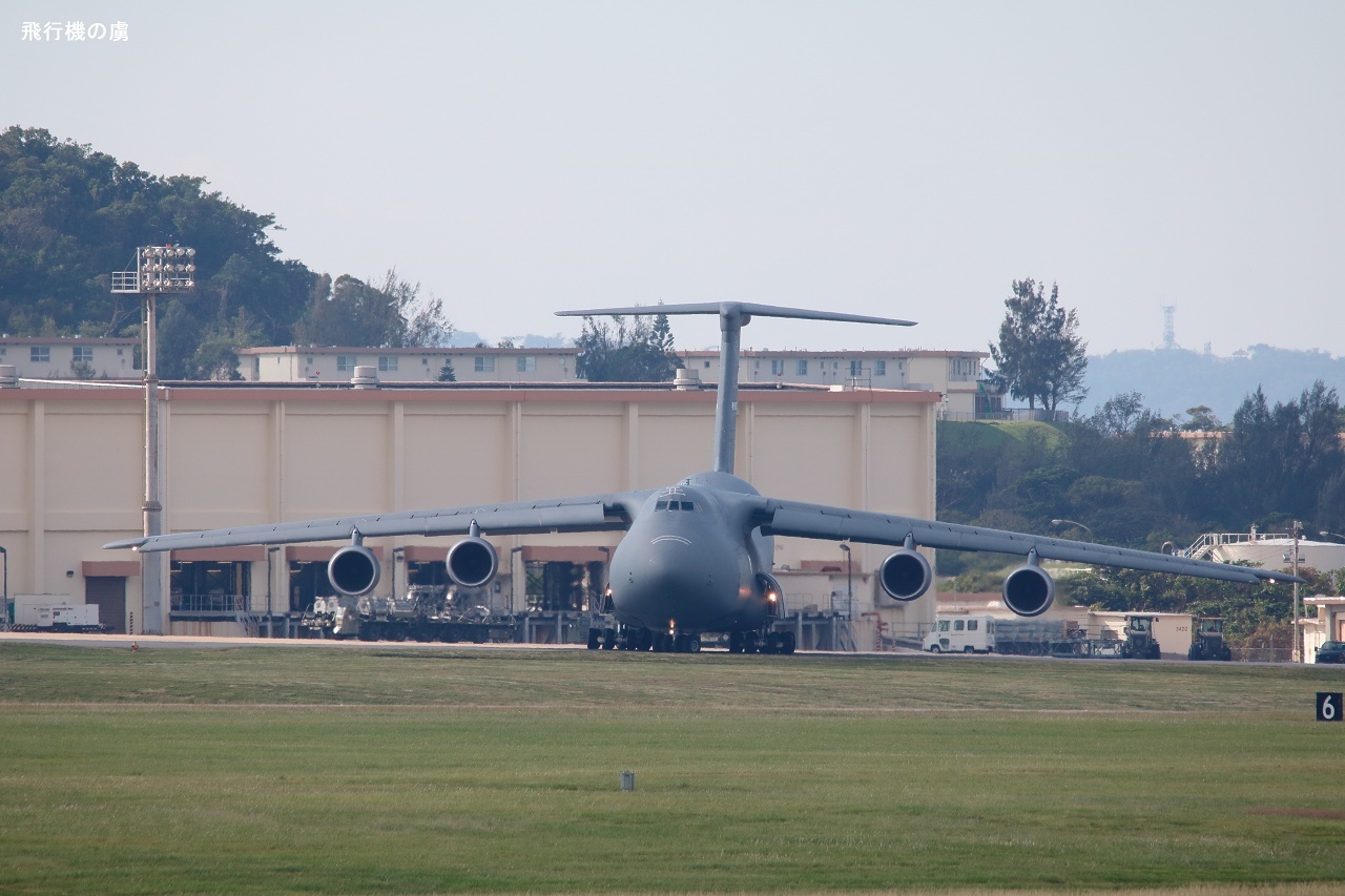 正面を見せながら駐機場へ ギャラクシー アメリカ空軍 飛行機の虜