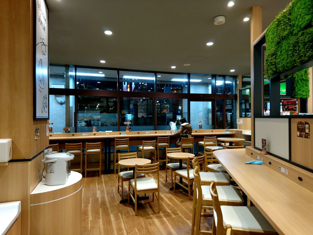 ダイエー江坂駅前店のイートインコーナー 気まぐれ雑記 ダイエー江坂駅前店のイートインコーナー 気まぐれ雑記