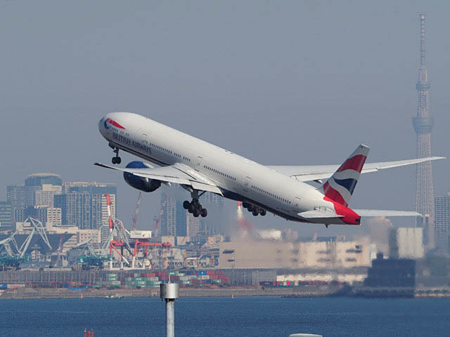 東京スカイツリー背景の飛行機_f0199866_20162722.jpg