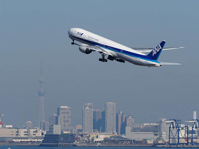 東京スカイツリー背景の飛行機_f0199866_20163545.jpg