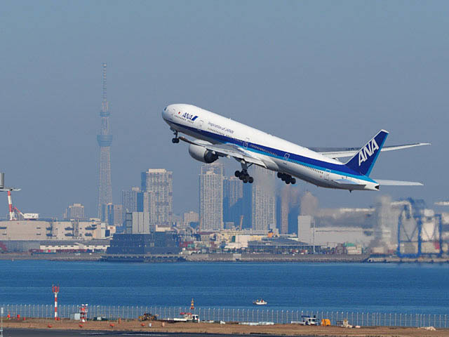 東京スカイツリー背景の飛行機_f0199866_20164311.jpg