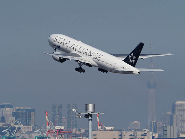 東京スカイツリー背景の飛行機_f0199866_20165030.jpg