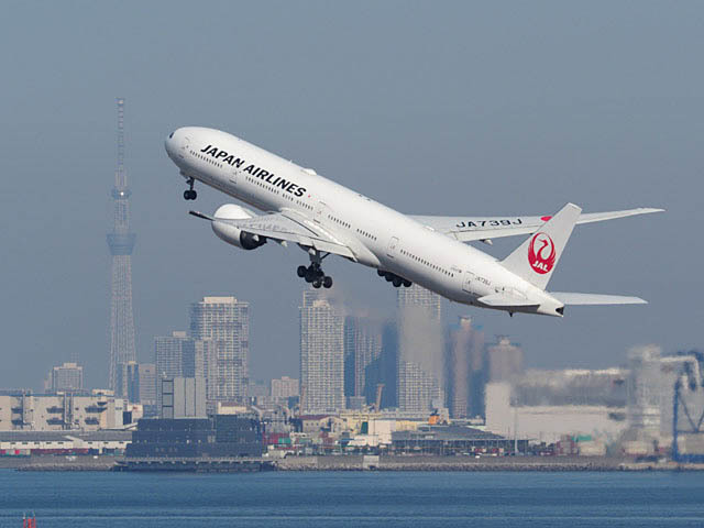 東京スカイツリー背景の飛行機_f0199866_20165845.jpg