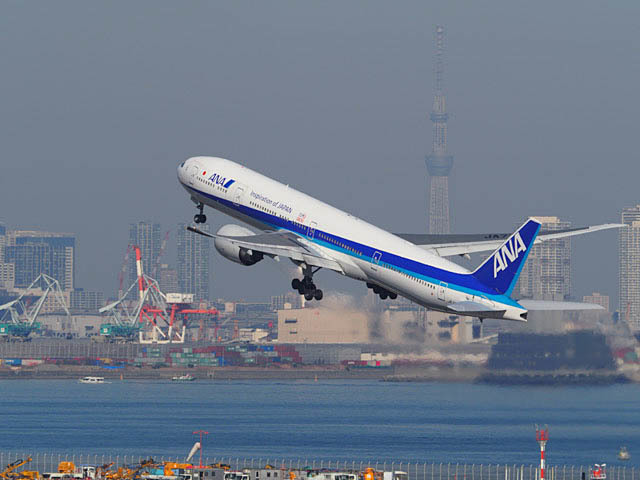 東京スカイツリー背景の飛行機_f0199866_20170423.jpg