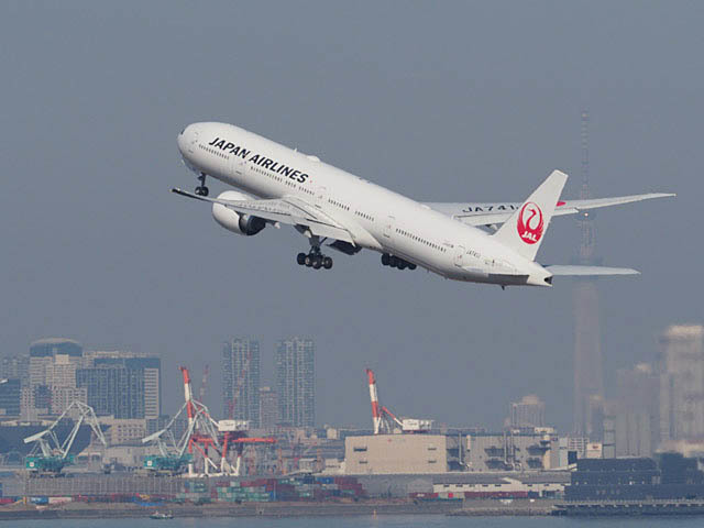 東京スカイツリー背景の飛行機_f0199866_20171143.jpg