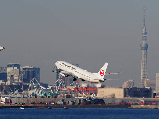 東京スカイツリー背景の飛行機_f0199866_20171839.jpg