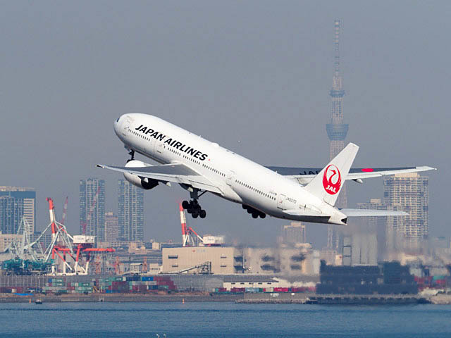 東京スカイツリー背景の飛行機_f0199866_20173333.jpg