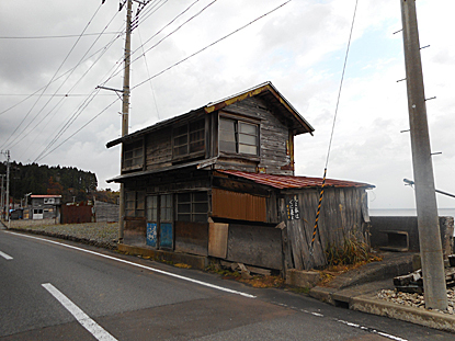 津軽海峡沿線に点在する小屋群_e0066586_12432651.jpg