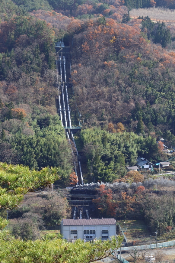 導水管の下を汽車が横切る - 上越線・2017年晩秋 -_b0190710_23265155.jpg