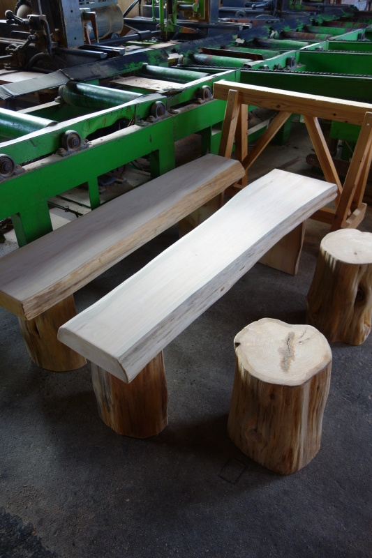 樹齢150年超の杉の丸太で作ったベンチ