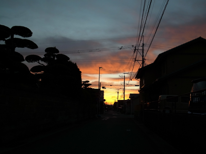 路地の向こうに (*^_^*)_c0049299_22594622.jpg