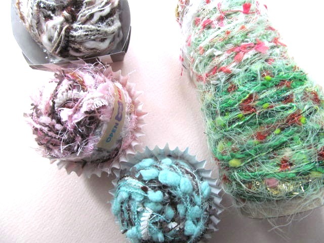 織りや編みの作品だけなく、Melt.の手染めの糸も販売しています_f0129557_16014834.jpg