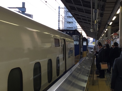 台車に亀裂のN700系  新幹線名古屋駅2017.12.15_d0187275_07115675.jpeg