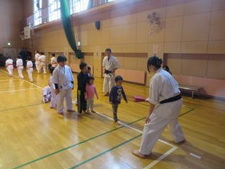 日曜空手の稽古納めと新しい仲間！　屯田教室_c0118332_14472842.jpg