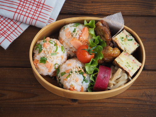 紅鮭おにぎりとチキン南蛮照り焼き弁当_c0270834_21261570.jpeg