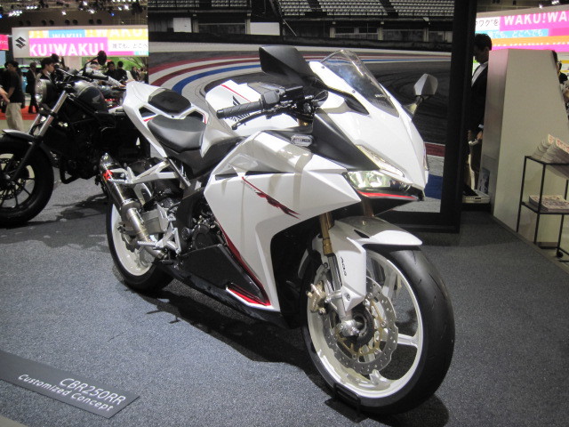 Cbr250rrニューカラー発売間近 バイクの横輪