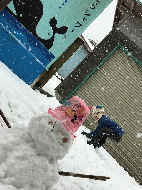 雪の日のカフェでは、雪だるまを作ろう。_f0009169_08562700.jpg