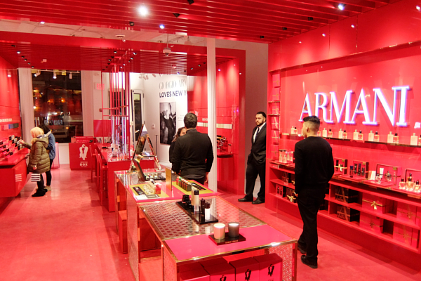 アルマーニ史上初のNYのポップアップ店、Armani Box New York_b0007805_22514342.jpg