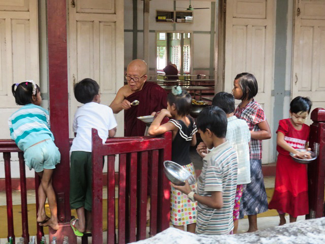ミャンマー　マンダレーの僧院_f0346196_10043593.jpg