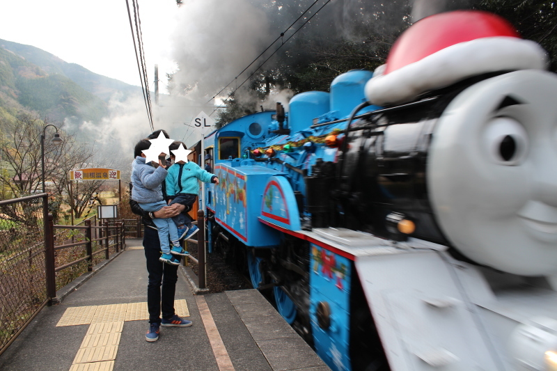 川根温泉笹間渡駅を通過するクリスマストーマス_d0367998_17470384.jpg