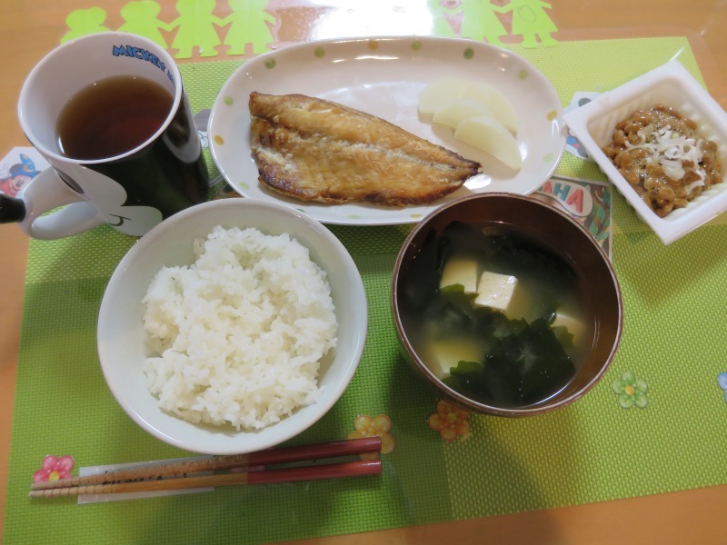 あじさい荘朝食　あじ塩焼き　納豆　ご飯　味噌汁_c0357519_17043093.jpg