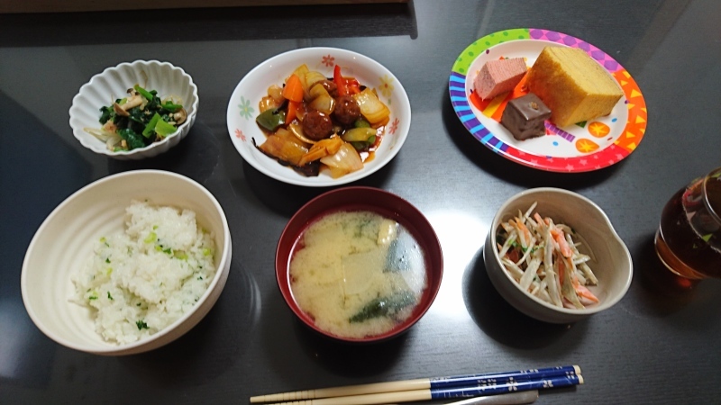 ひまわり荘&#127803;夕食 菜飯ごはん ミートボール酢豚 ごぼうサラダ ほうれん草お浸し みそ汁 X\'masｹｰｷ_c0357519_20111354.jpg