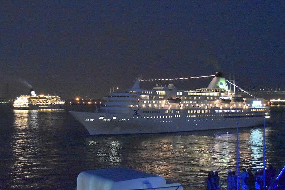 飛鳥Ⅱとぱしびいの出港_e0158925_23292437.jpg