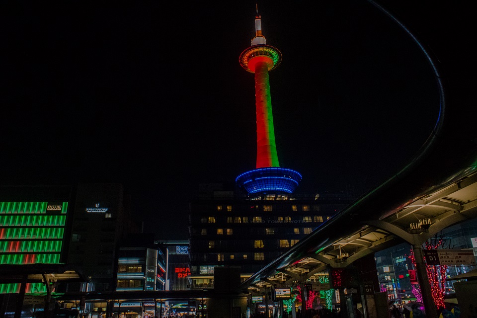 クリスマスカラーの京都タワー_e0363038_14202354.jpg