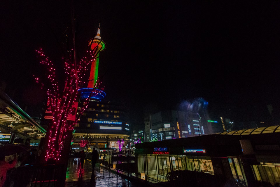 クリスマスカラーの京都タワー_e0363038_14202923.jpg