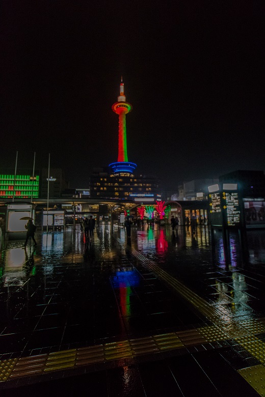 クリスマスカラーの京都タワー_e0363038_14203936.jpg