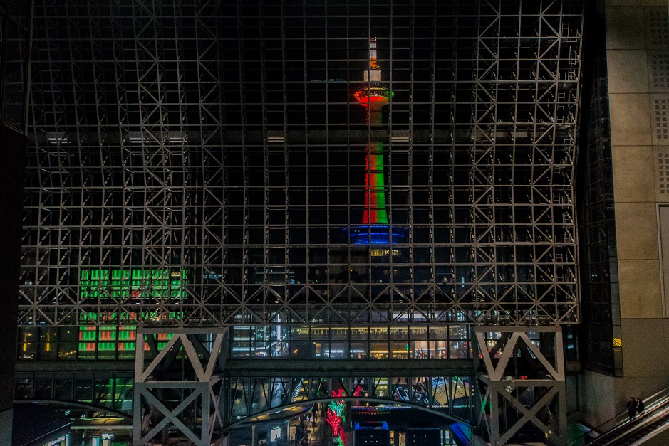 クリスマスカラーの京都タワー_e0363038_14204327.jpg