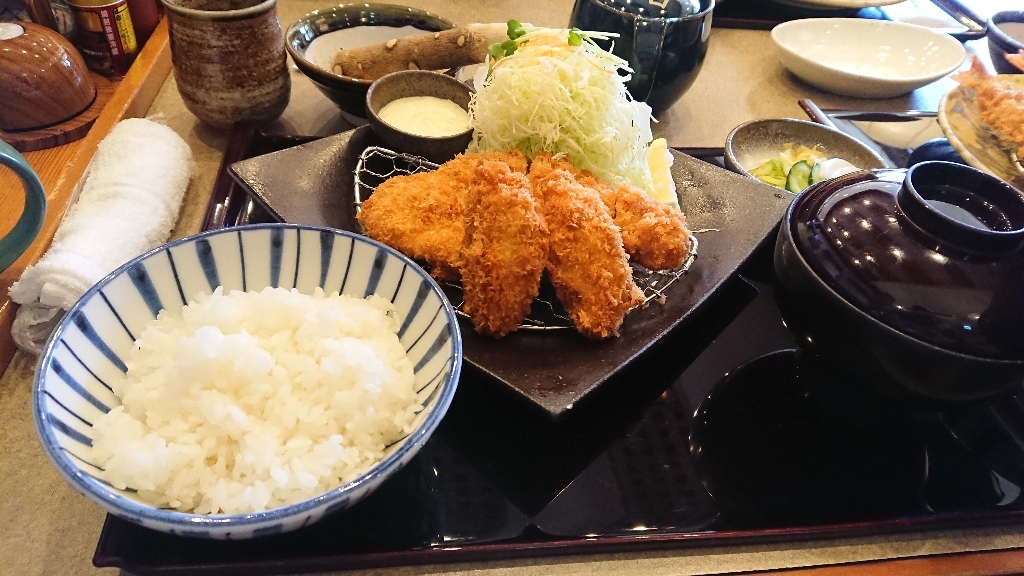 牡蠣フライとロースかつの定食_b0091075_12213936.jpg