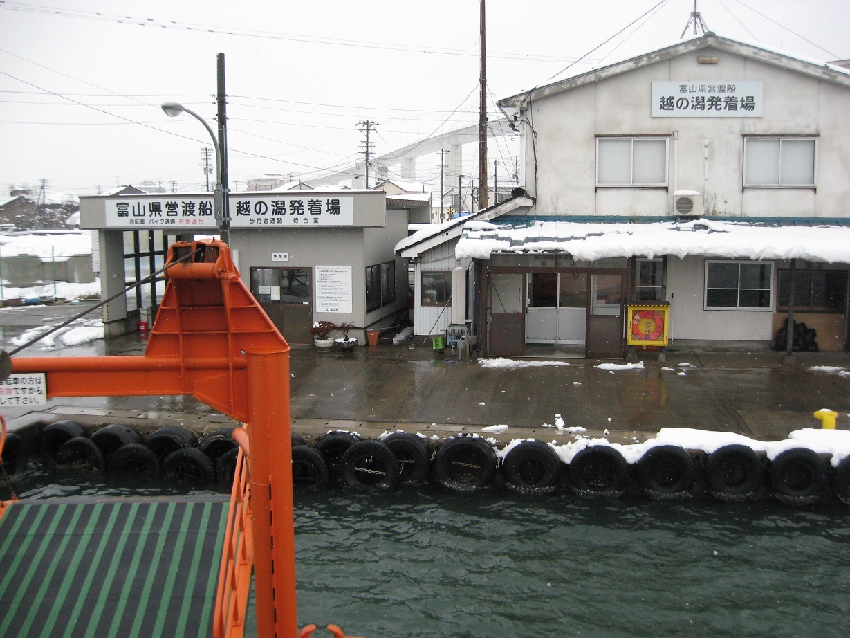 冬景色・大橋と渡船のある町_f0281398_21241995.jpg