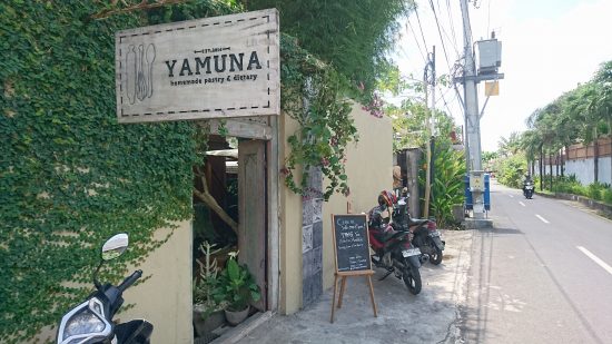 YAMUNA という名の隠れ家カフェ @ Jl. Tegal Cupek II, Anyar (\'17年10月)_d0368045_2431148.jpg