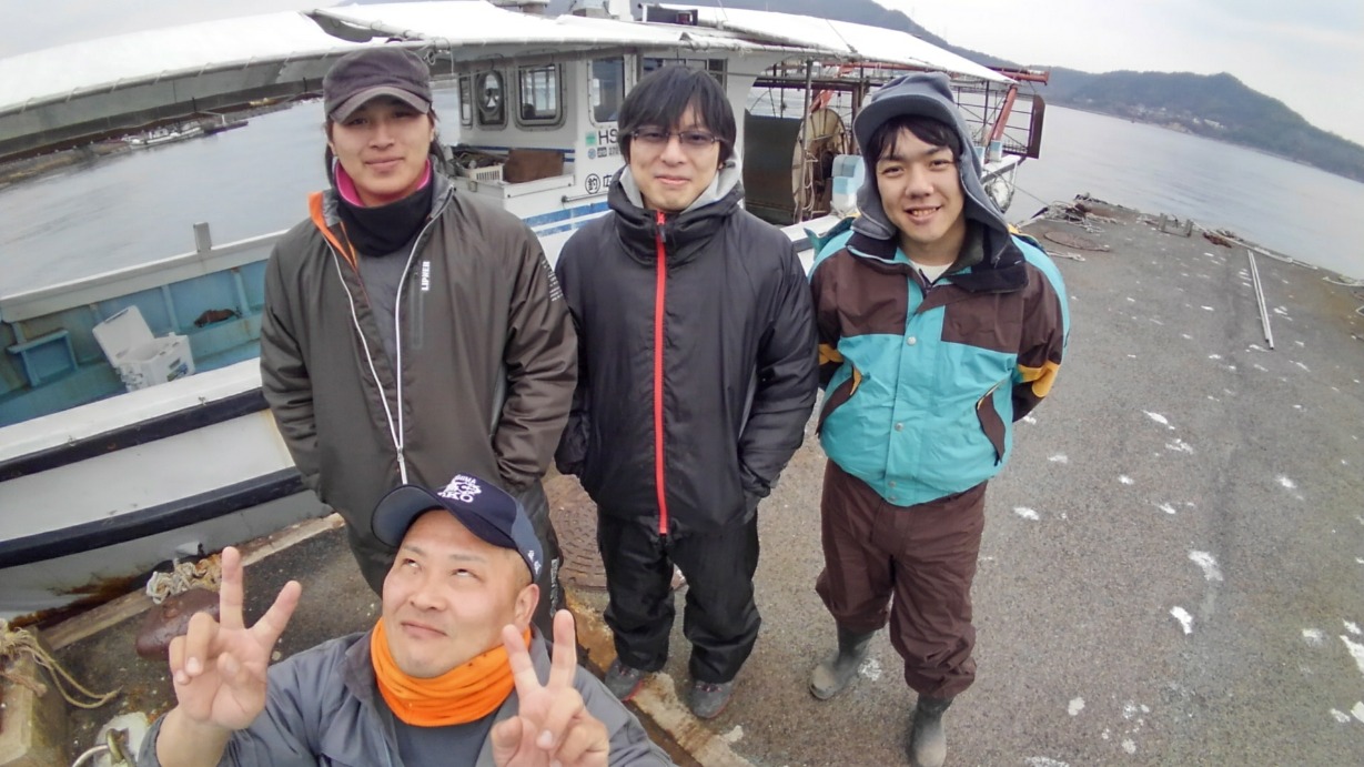 平成29年12月29日 帰省し竹馬の友とタチウオ釣りを しかし釣果 ｻｲｽﾞとも不本意でしたが はじめての船釣り満喫 いつもの親子ｽﾀｰさん 広島県呉市仁方 大型底引き観光遊漁船 釣船 第２光亮丸 食事付き