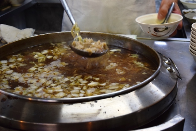 天一香肉焿順の魯肉飯（基隆廟口夜市）。_f0232763_12225788.jpg