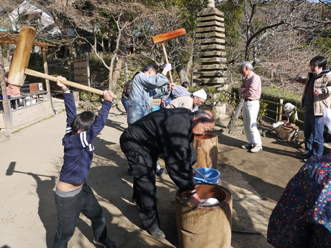 福の訪れ願って二九（ふく）の日に龍隠庵年末恒例の餅つき_c0014967_1061533.jpg
