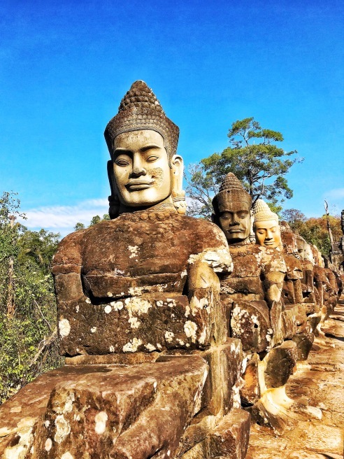 カンボジア　アンコールワット 四面の顔の仏像 青銅製 約20cm 古代都市アンコール・トムへ 観世音菩薩の四面塔を見る＊カンボジア