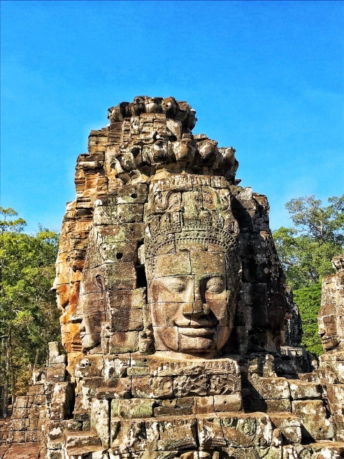古代都市アンコール・トムへ 観世音菩薩の四面塔を見る＊カンボジア