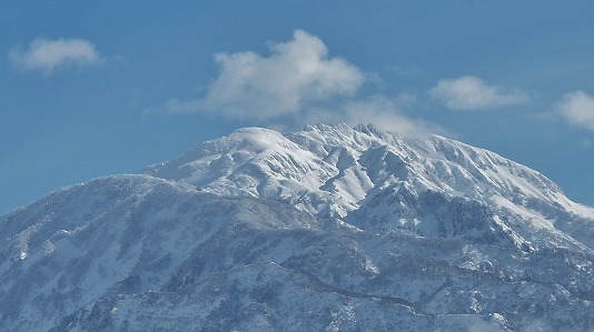 雪の晴れ間にはきれいな山を見ることが出来ます_c0336902_16523904.jpg