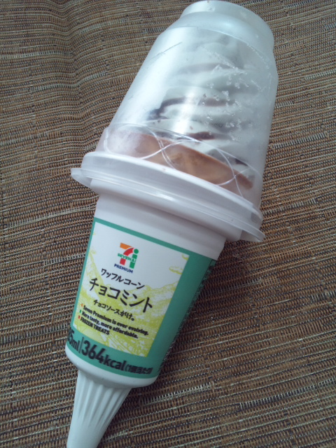 セブンプレミアム ワッフルコーン チョコミント_f0076001_23173640.jpg