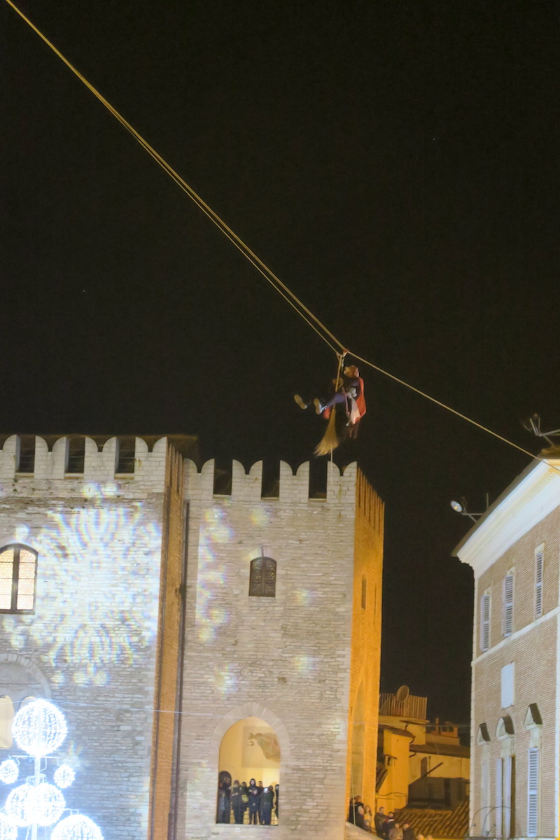 空から降り来る忍者ベファーナ、イタリア ファブリアーノ_f0234936_8491373.jpg