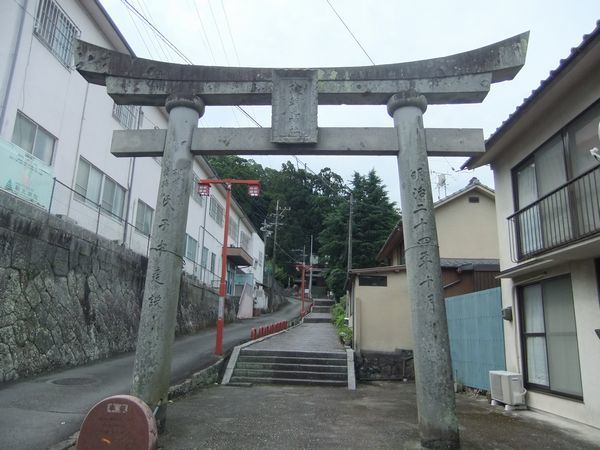 八幡朝見神社 別府の守護神 参道の敷石にも注目 御朱印の森