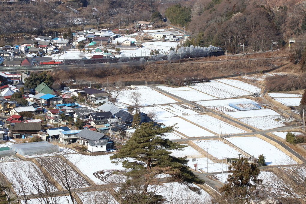 残雪の里に煙流れる　- 上越線・2018年冬 -_b0190710_22471540.jpg