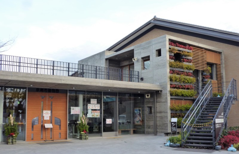 飲み干したくなるお出汁のおうどん・岡北、京都・岡崎公園にて_f0337357_01513201.jpg