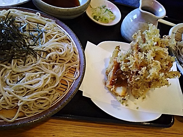 出かけるとランチは蕎麦_f0316507_18394903.jpg